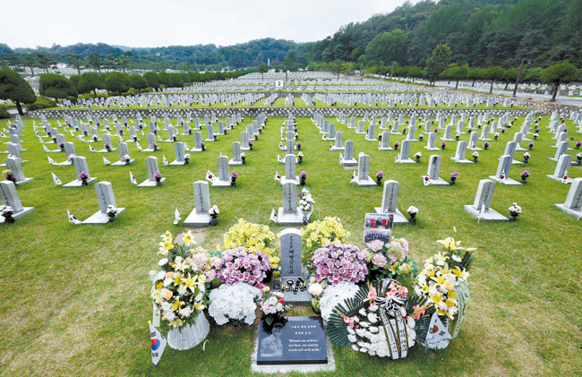 銅雀洞（トンジャクトン）の国立ソウル顕忠院第２墓地には、ベトナムの密林の中で戦死した韓国の若者たちが眠っている。