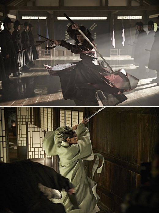 映画『群盗：民乱の時代』で華麗な剣さばきを見せている俳優のカン・ドンウォン。