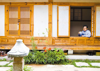 日本人観光客が外を眺めながらお茶を飲んでいる。