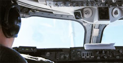 写真：米国防長官専用機への空中給油。