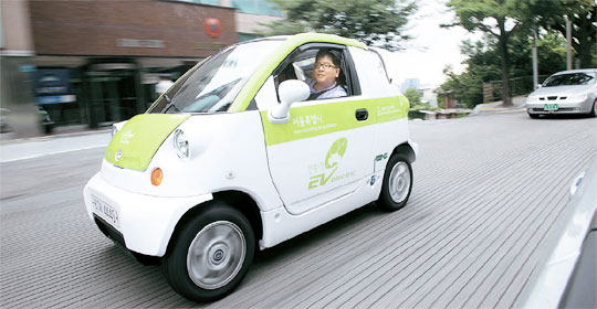 中央日報の記者が２１日午後、ソウル市内の道路でＣＴ＆Ｔの低速電気車「ｅゾーン」を運転している。