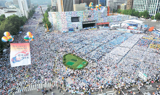 「韓国教会８・１５大成会」が１５日、全国７０都市と海外７０都市で韓国キリスト教総連合会と韓国キリスト教教会協議会主催で開かれた。 