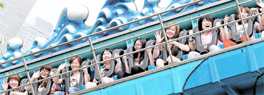 中国大学生・会社員観光客たちが１３日、ソウル・ロッテワールドでアトラクションを楽しんでいる。