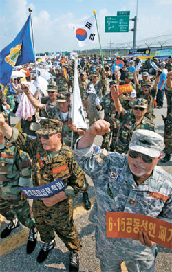 枯葉剤戦友会など保守団体３００人余りが２０日、京畿道坡州統一大橋で韓相烈牧師を糾弾する集会を開いている。