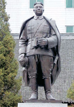 金正日国防委員長が訪中初日に立ち寄った毓文中学校内の金日成銅像。