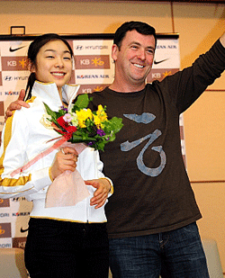 キム・ヨナ（写真左）とオーサーコーチ