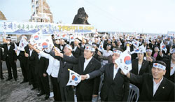 慶北道議員らが２６日午後、独島で万歳三唱をしている。（慶尚北道議会提供）
