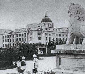 １９１６年、景福宮（キョンボックン）勤政殿（クンジョンジョン）の前に建てられた日帝侵略の象徴、朝鮮総督府。