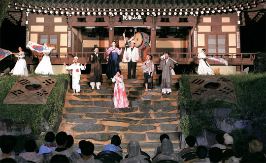 １１日、安東東山書院でミュージカル「ラク」公演が行われた。