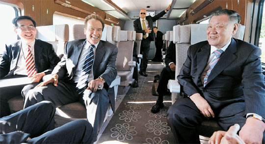 アーノルド・シュワルツェネッガー米カリフォルニア州知事（左から２人目）が１５日、ＫＴＸを試乗している。
