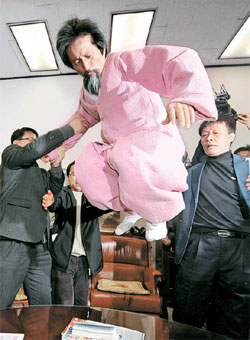 民主労働党の姜基甲議員が０９年１月５日、国会事務総長室に入って暴れている。＝（写真：京郷新聞提供）