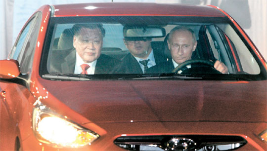 鄭夢九現代自動車グループ会長（写真左）とプーチン・ロシア首相（右）＝（写真：現代自動車提供）