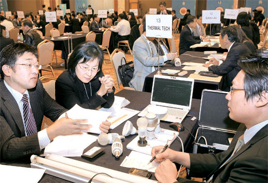 「韓日産業技術フェア２０１０」で両国の企業関係者が協議している。