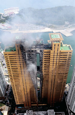 １日午前１１時３３分ごろ火事が発生した釜山海雲台の住商複合高層ビル＝（写真：釜山日報提供）