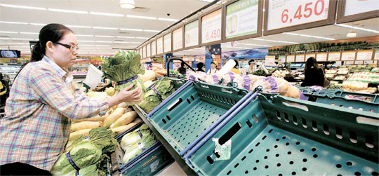 １日、ソウルＥイマート加陽店では白菜が市中価格より３割安い６４５０ウォン（約５００円）で販売された。