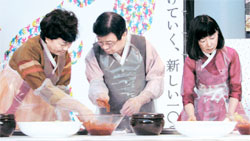 鳩山由紀夫前日本首相の幸夫人は韓服で参加し、キムチを漬けた。