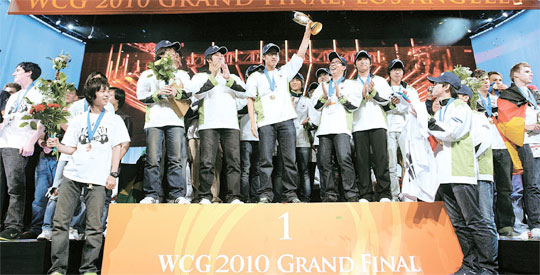 「ＷＣＧグランドファイナル」の表彰式で、総合１位になった韓国チームが観客の歓呼にこたえている。 ＝（写真提供：ＷＣＧ）