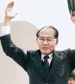 黄長ヨプ元労働党秘書が１９９７年４月２０日、ソウル空港に到着した後、万歳を叫んでいる。