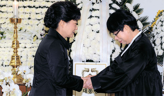 朴槿恵元ハンナラ党代表が、故・黄長ヨプ元北朝鮮労働党秘書の焼香所を訪ね、養女であるキム・スクヒャンさんを慰めている。