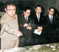 １９８５年、金正日の平壌万景台地区建設現場の現地指導に随行している黄長ヨプ氏（右側）。