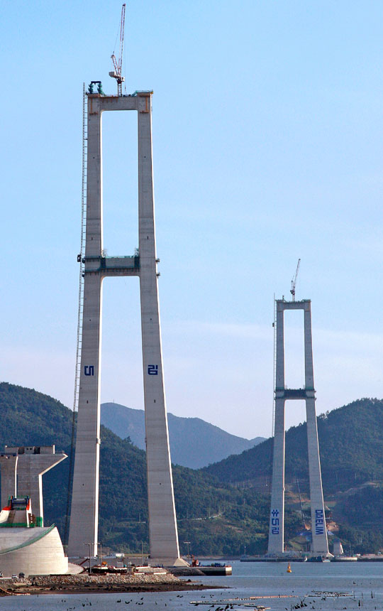 世界で最も高いコンクリート吊り橋の主塔が１０日に完工した。（写真：大林産業提供）