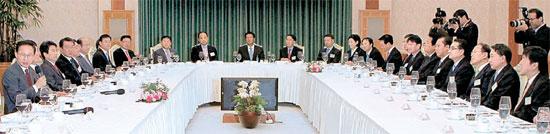 李大統領が１５日、青瓦台で開かれた中央報道機関編集・報道局長団との懇談会であいさつしている。
