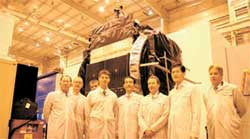関係者たちがムグンファ衛星６号（後に黒の布で覆ったもの）のテストを終えた後、記念撮影をしている。