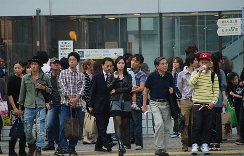 日本の街中にいるキム・テヒの写真