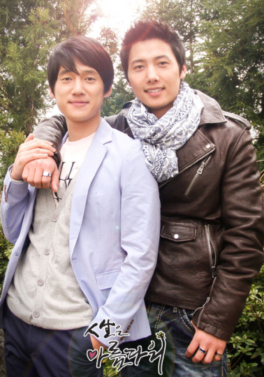 ドラマ「人生は美しく」の同性愛カップルに出演しているソン・チャンウィ（左）とイ・サンウ。