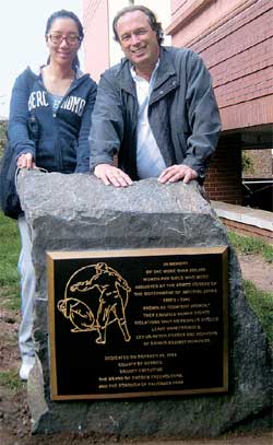 スティーブ・カバルロさん（右）が自分がデザインした日本軍慰安婦の碑の後ろで記念写真を撮っている。