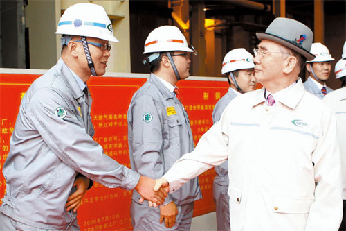 朴泰俊元総理（右側）が中国にある「ポスコステンレス一貫製鉄所」を訪問し、職員を激励している。