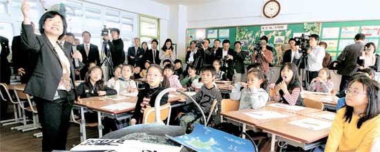 教総が２５日午前、ソウル黒石小学校で「独島の日」を宣布し、特別授業を行った。児童が独島に関する説明を聞いている。