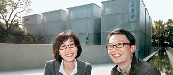 安重根義士記念館を設計したキム・ソンヒョン代表（右）イム・ヨンファン教授