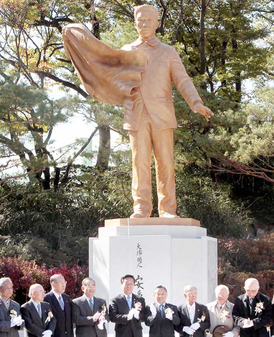 安重根義士の新しい記念館の竣工式が２６日にソウル・南山公園で行われた。