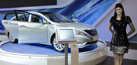 現代自動車はサンパウロモーターショーに「ソナタ」（プロジェクト名ＹＦ）を展示した。 