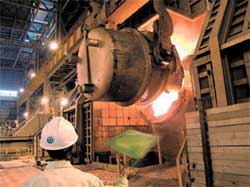 張家港浦項不銹鋼製鋼工場の電気炉からステンレススチールの銑鉄を生産している。（写真：ポスコ提供）