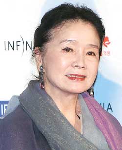 第４７回大鐘賞映画祭で女優主演賞を受賞したユン・ジョンヒ。