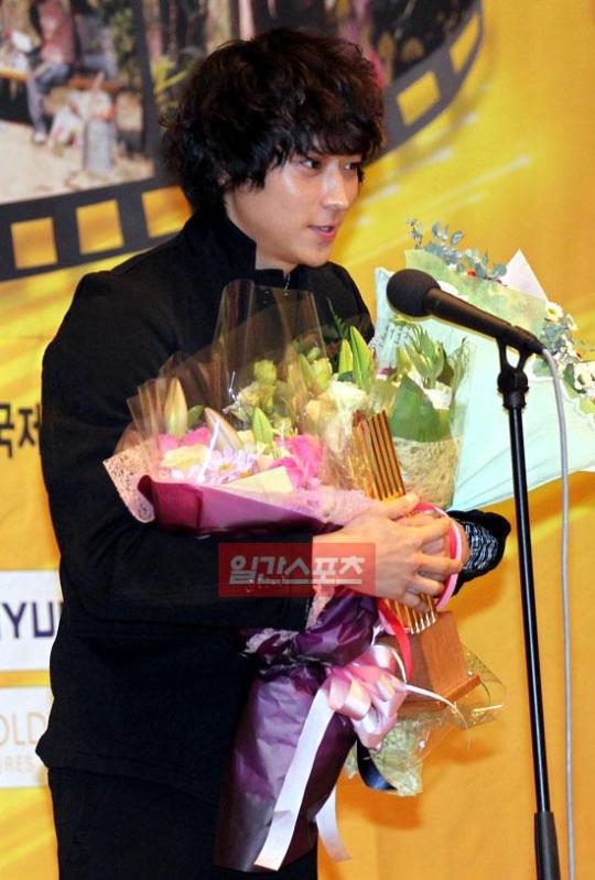 俳優カン・ドンウォンが初の男優主演賞を受賞している。