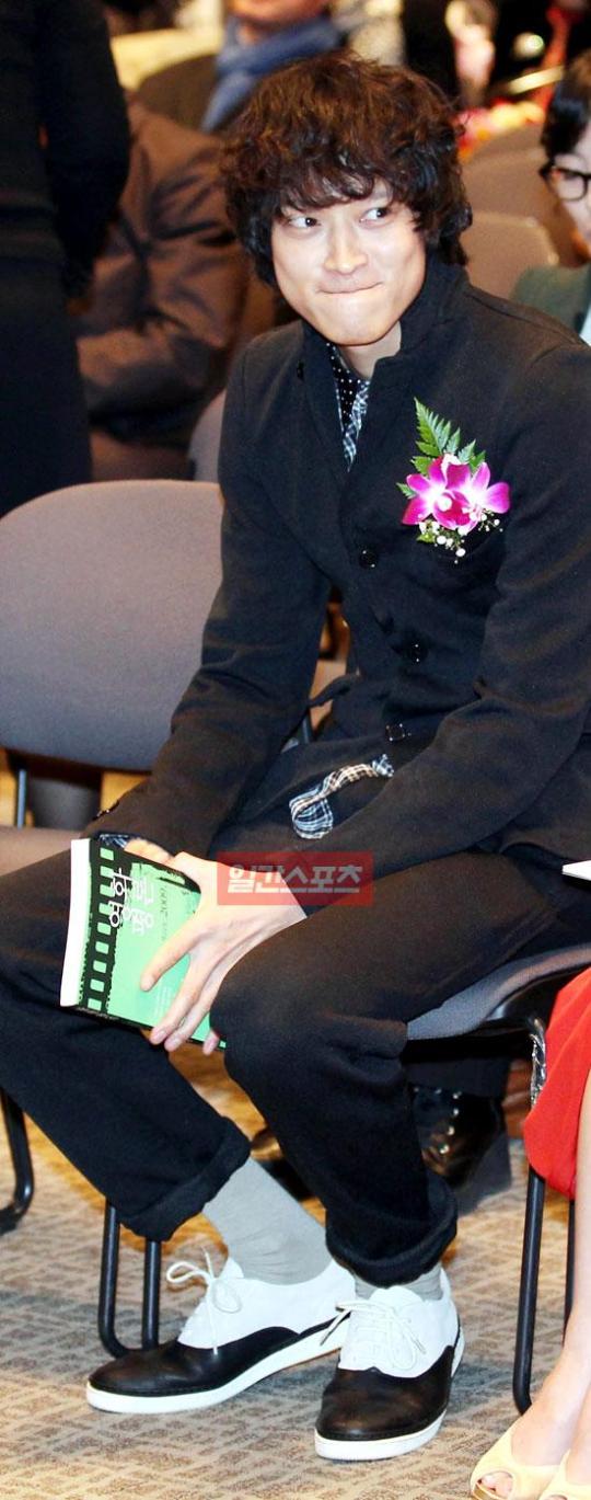 カン・ドンウォンが映評賞授賞式で男優演技賞受賞のために受賞を待っている。