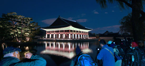 ９日午後、６１５年ぶりに初めて一般人に夜間開放された景福宮。