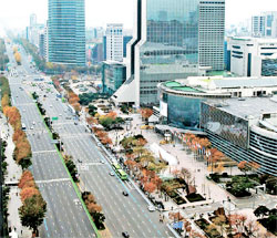 １１日午後、市民の積極的な協力により交通がスムーズなソウル三成洞ＣOEX付近。