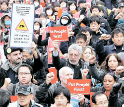 民主労総と韓国進歩連帯など「Ｇ２０対応民衆行動」会員らが１１日、ソウル駅広場でＧ２０反対集会を開催した。