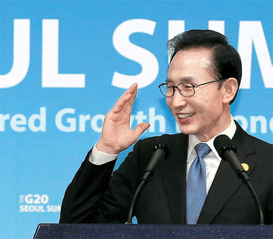 記者会見をする李大統領
