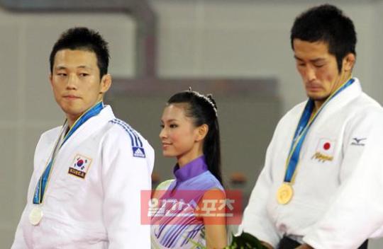 韓国のワン・ギチュンが延長戦の末、日本の秋本に惜しくも破れて銀メダルを獲得した。