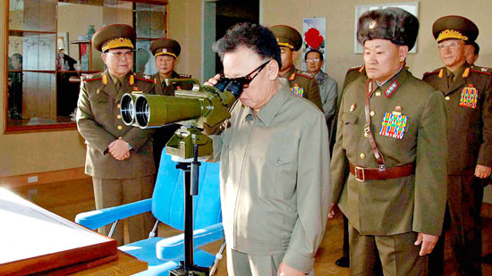 北朝鮮の金正日国防委員長が昨年２月、金英春人民武力部長、李英浩総参謀長らを同行させ、砲射撃訓練を参観している。