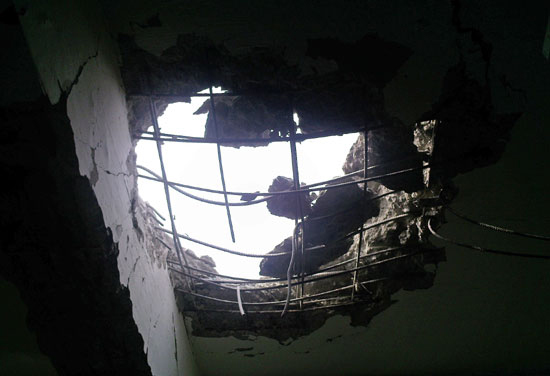 北の砲弾を受け穴があいたコンクリート製倉庫の天井（写真＝仁川市議会李宰秉議員）。