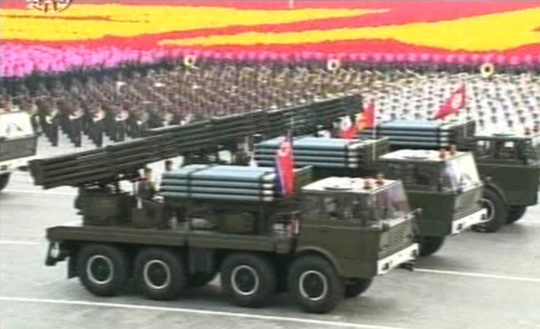 先月１０日の「金正恩閲兵式」のパレードに登場していた１２２ミリ放射砲（多連装ロケット砲）。