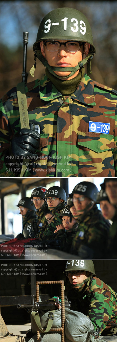 ３０日、陸軍訓練所のブログは、訓練中のカン・ドンウォンの写真を公開した。 