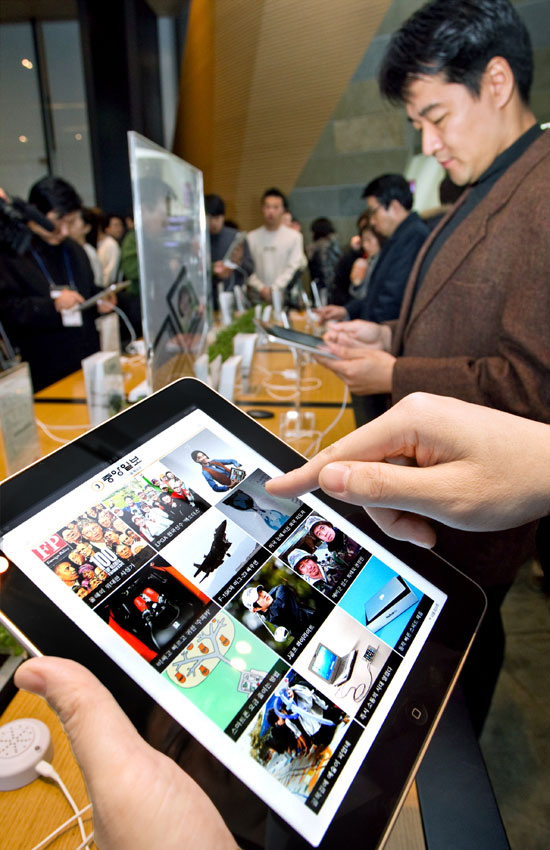 ３０日、「ｉＰａｄ」の発売イベントで、ある訪問者が中央日報のｉＰａｄ用アプリケーションを使っている。
