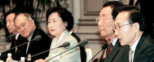 李明博大統領（右）が３日、青瓦台迎賓館で開かれた「第４次社会統合委員会定期会議」に出席し、冒頭発言をしている。